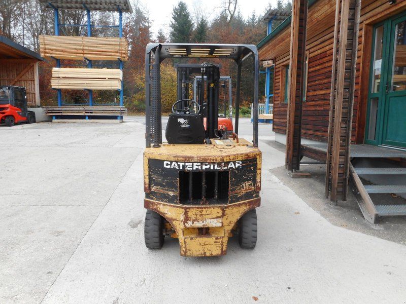 Cat V35D mit Triplfreihubmast + Seitenschieber