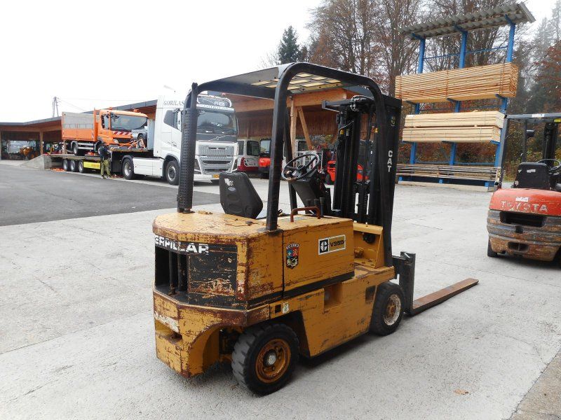 Cat V35D mit Triplfreihubmast + Seitenschieber