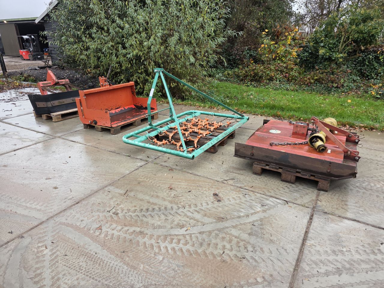 Werktuigen minitrekker weidesleep, grondbak, cirkelmaaier