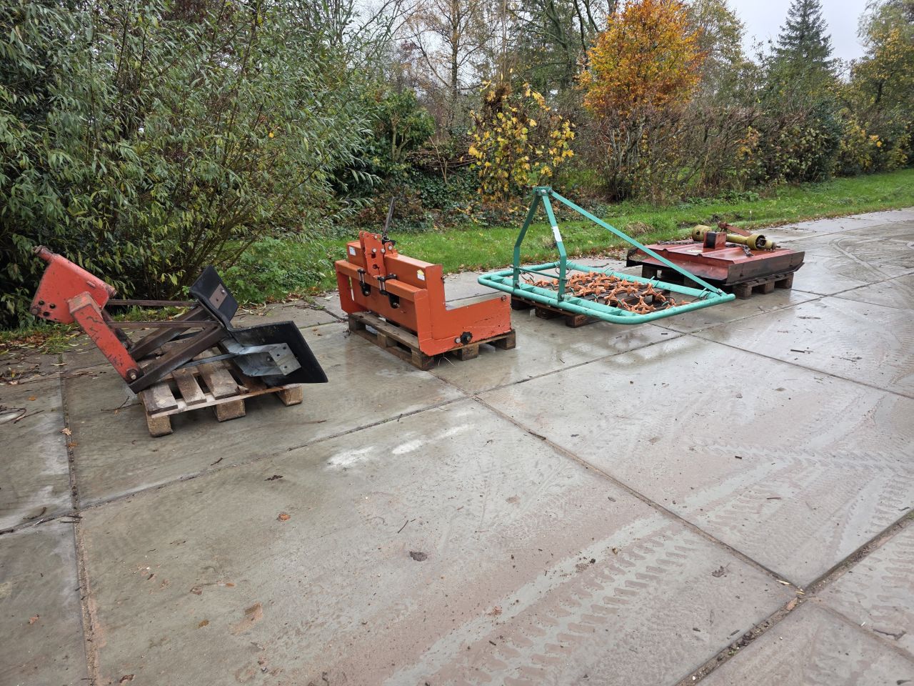 Werktuigen minitrekker weidesleep, grondbak, cirkelmaaier