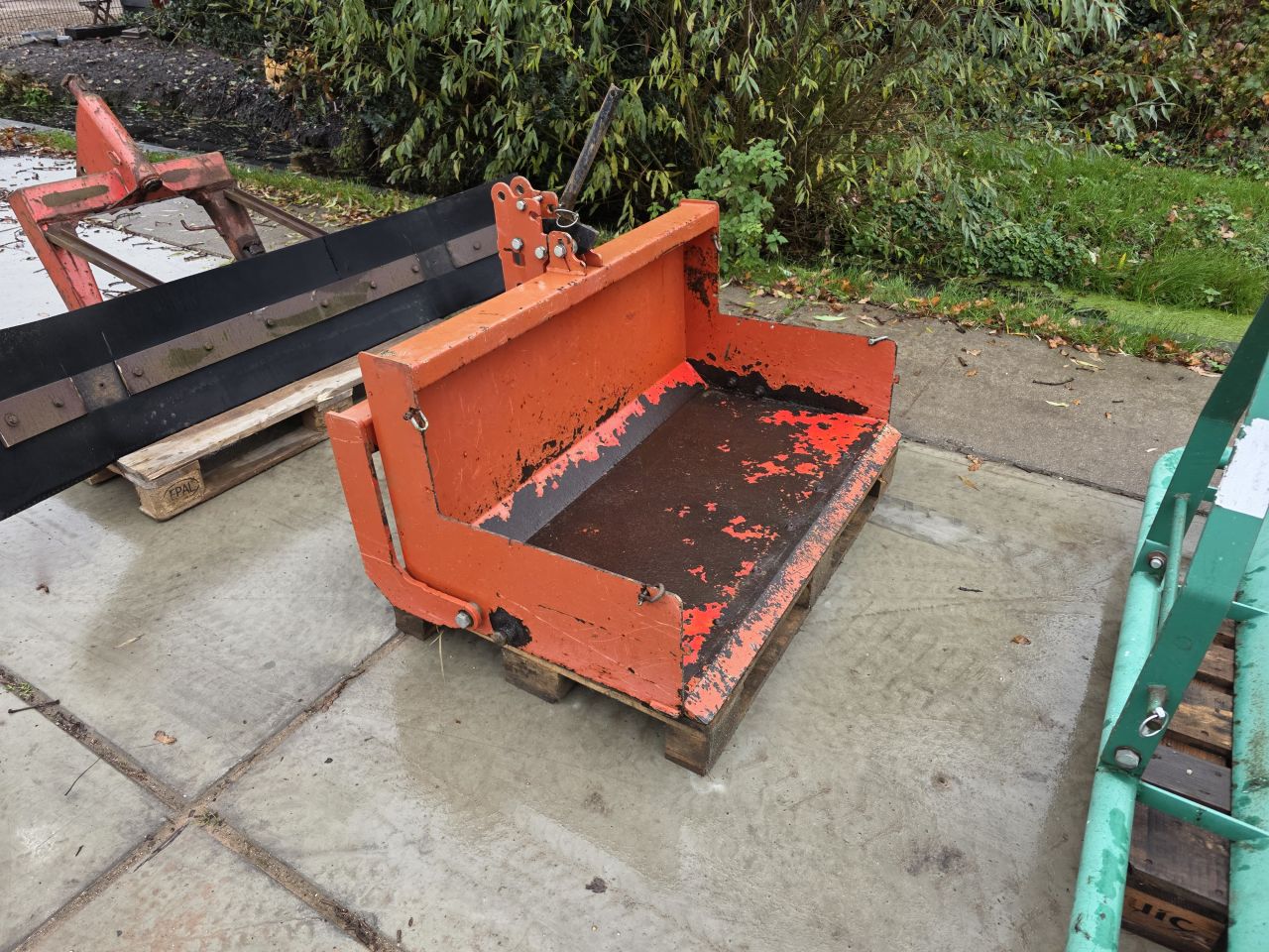 Werktuigen minitrekker weidesleep, grondbak, cirkelmaaier