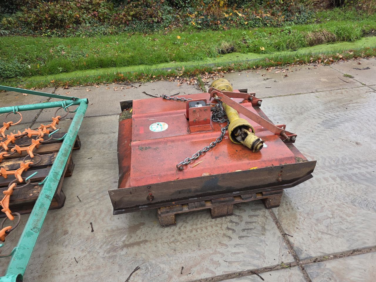 Werktuigen minitrekker weidesleep, grondbak, cirkelmaaier