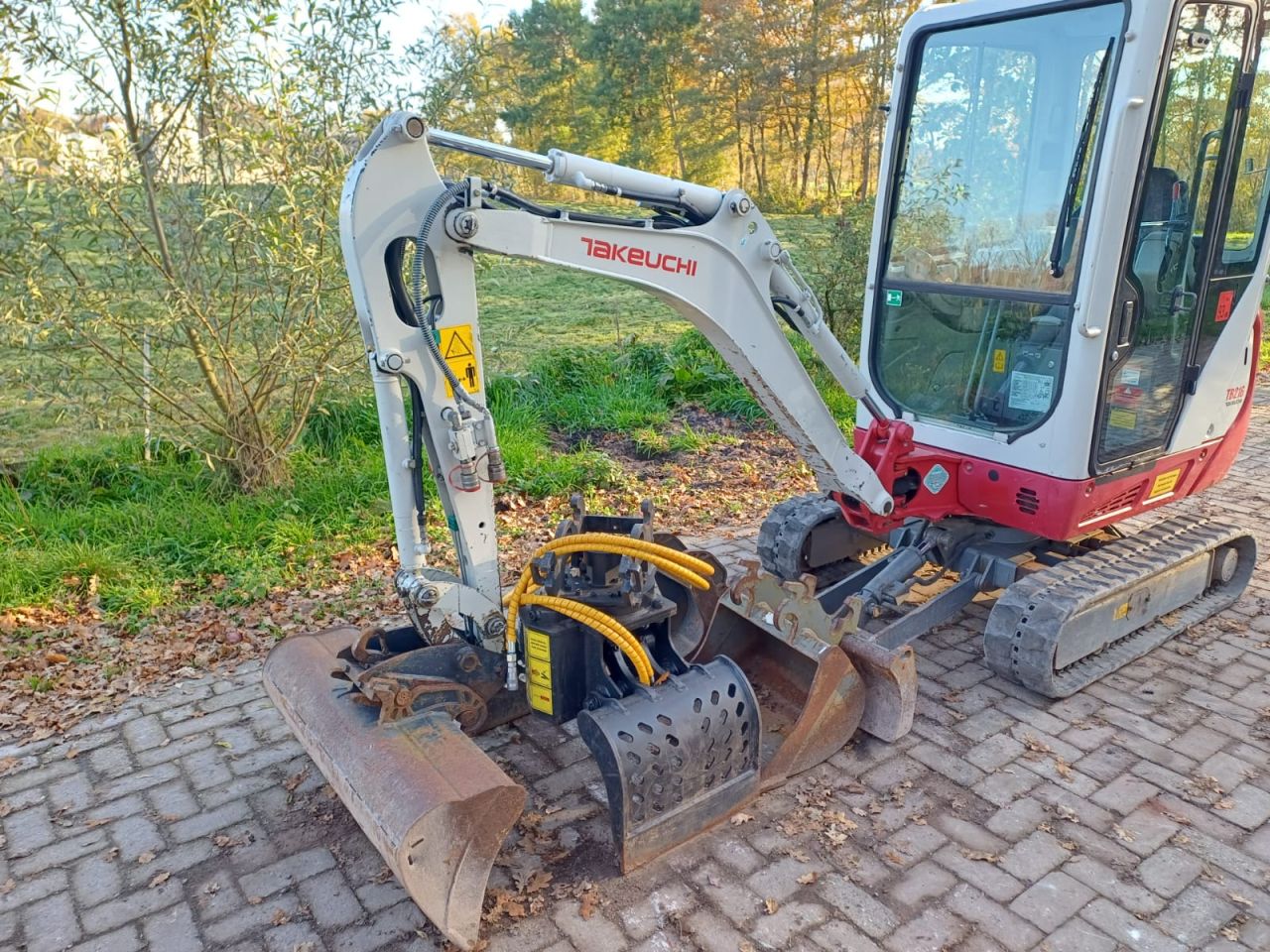 Takeuchi TB216 | bj2014 | 3255 uur | 3 bakken sorteergrijper