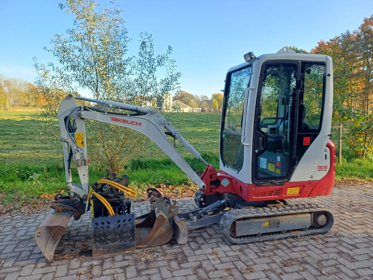 Takeuchi TB216 | bj2014 | 3255 uur | 3 bakken sorteergrijper