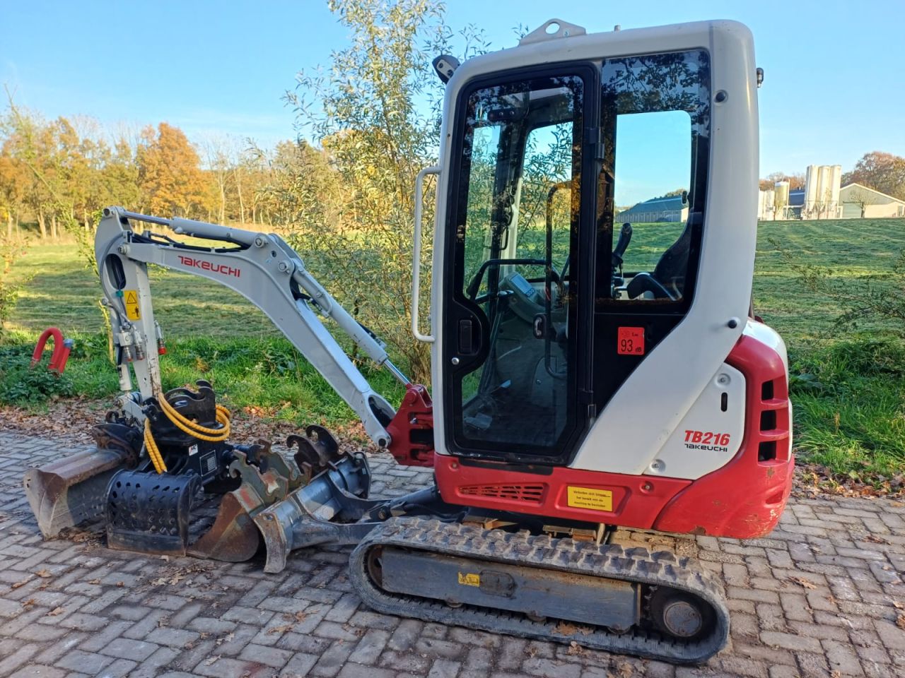 Takeuchi TB216 | bj2014 | 3255 uur | 3 bakken sorteergrijper