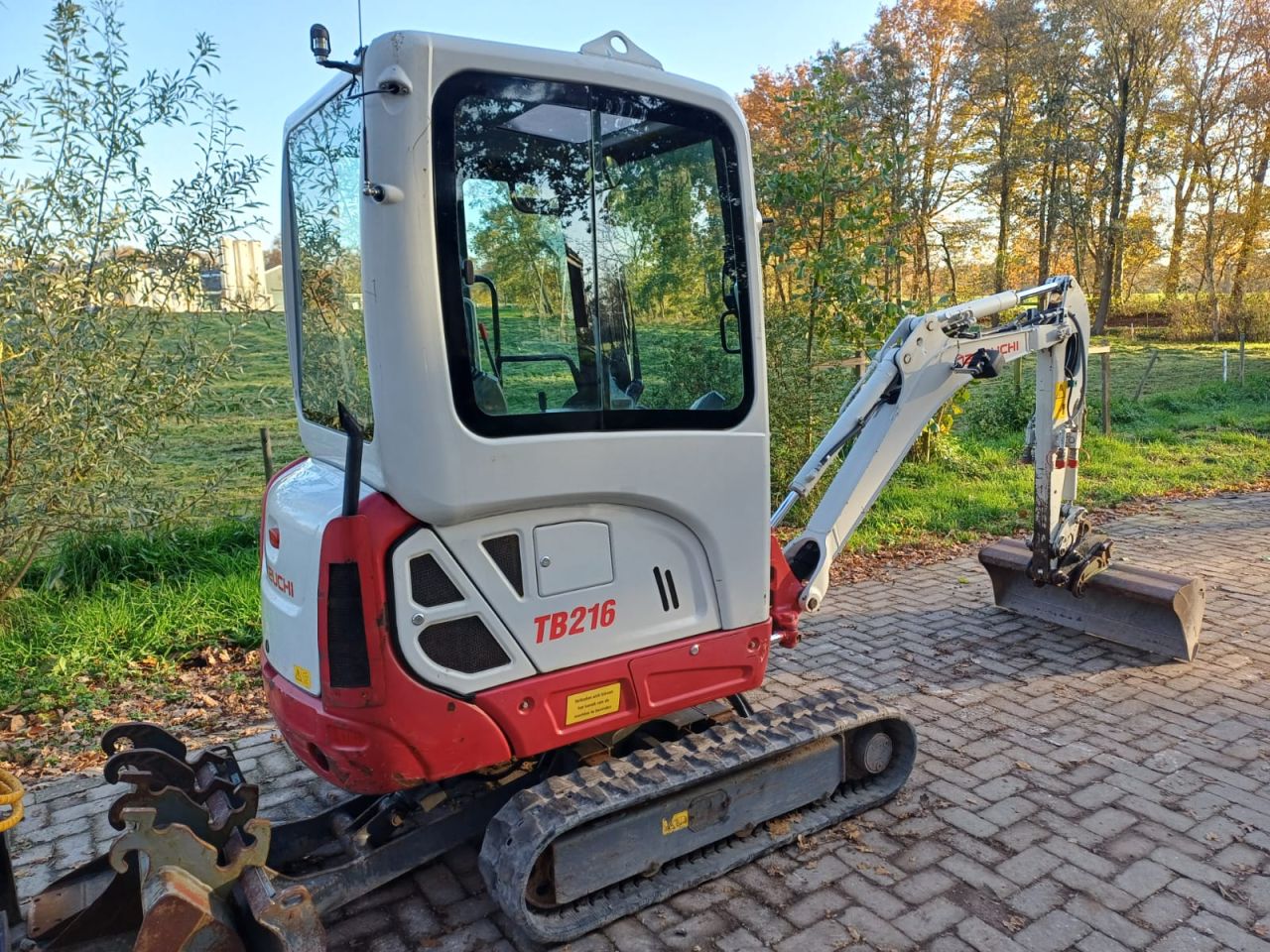 Takeuchi TB216 | bj2014 | 3255 uur | 3 bakken sorteergrijper