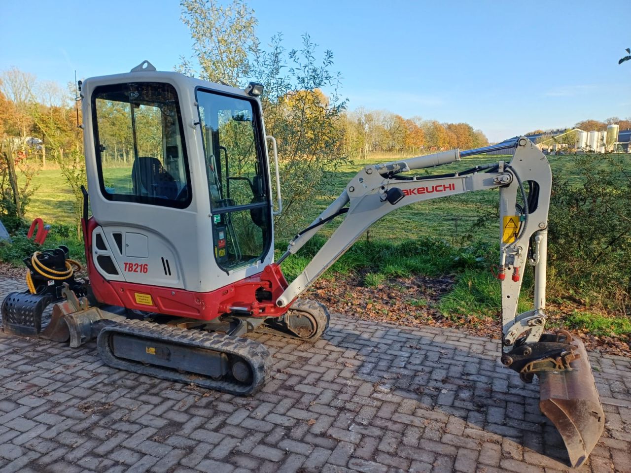 Takeuchi TB216 | bj2014 | 3255 uur | 3 bakken sorteergrijper