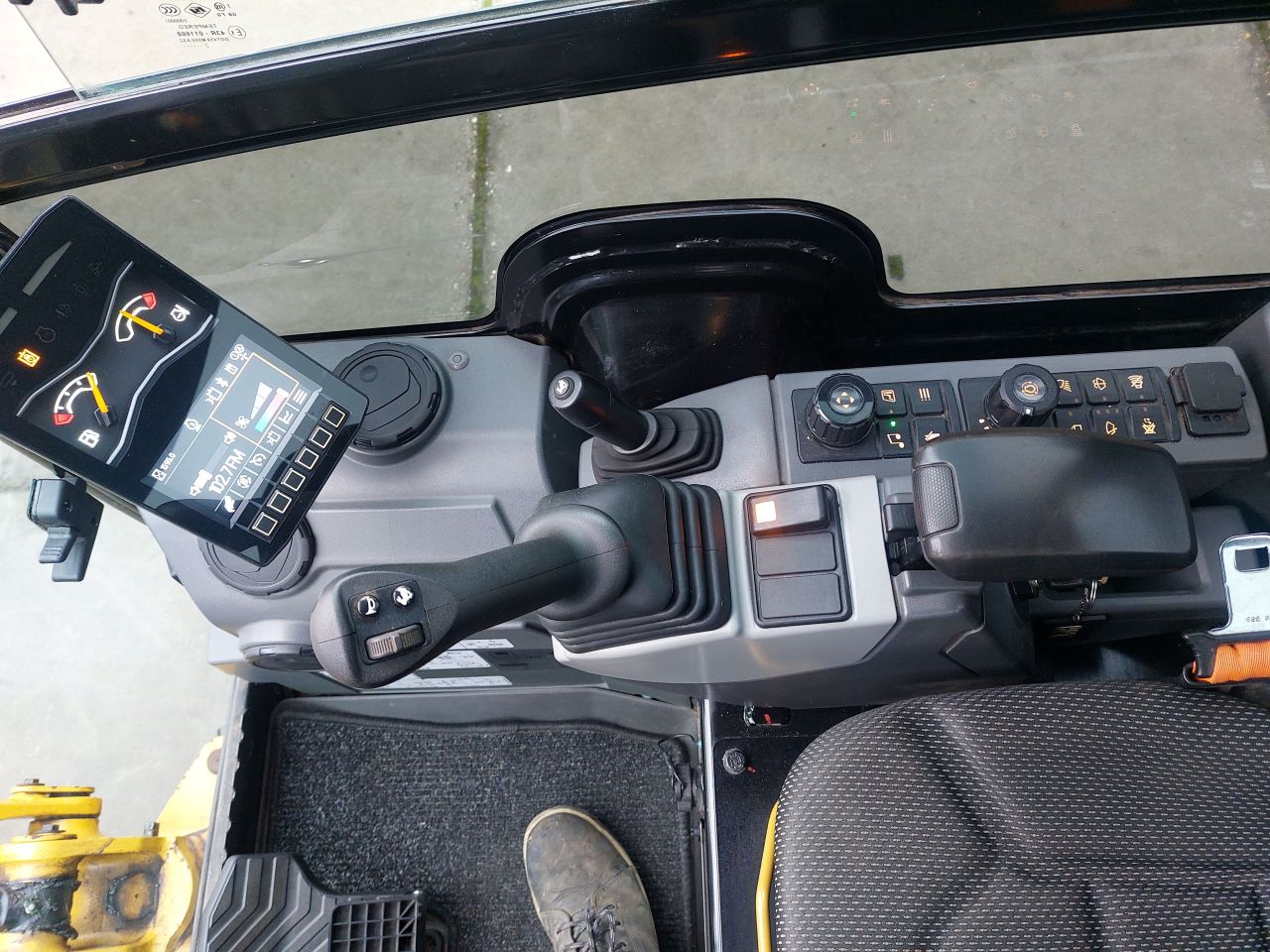 Caterpillar 302 CR minigraver met Engcon draai/kantelstuk