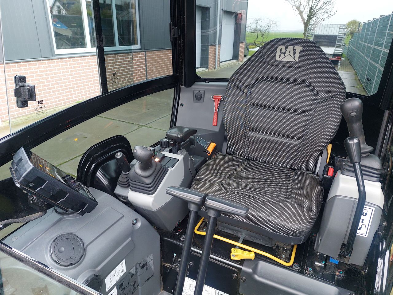 Caterpillar 302 CR minigraver met Engcon draai/kantelstuk