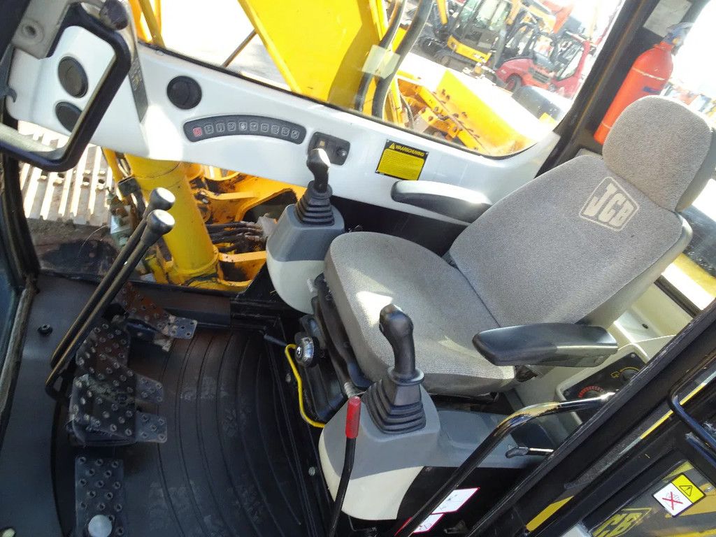JCB JS180