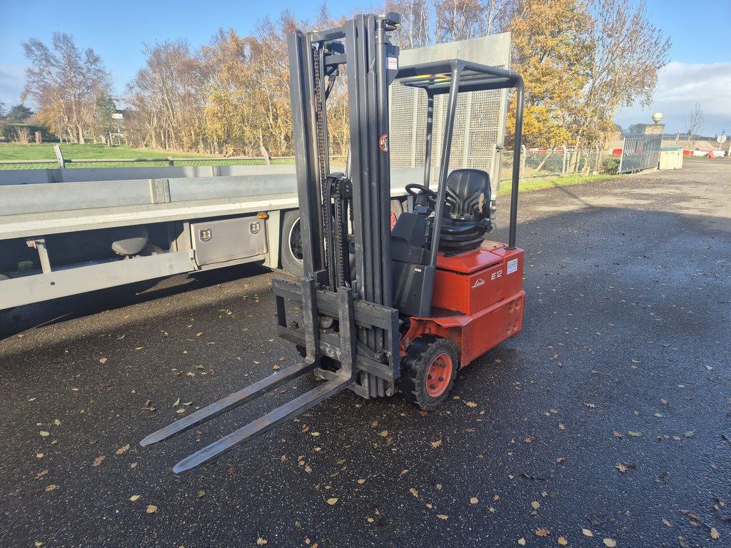 LINDE E12Z-02 3-wieler, Elektrisch, Mast 3F460, B.J. 2000, 4600 uur.