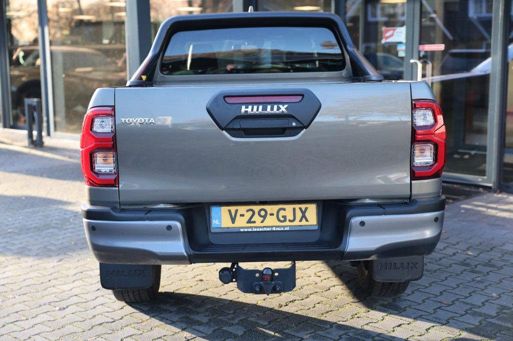 Toyota Hilux 2.8 D-4D X-TRA CAB INVINCIBLE A/T 4WD VAN ( INCL. DIV. ASS. )