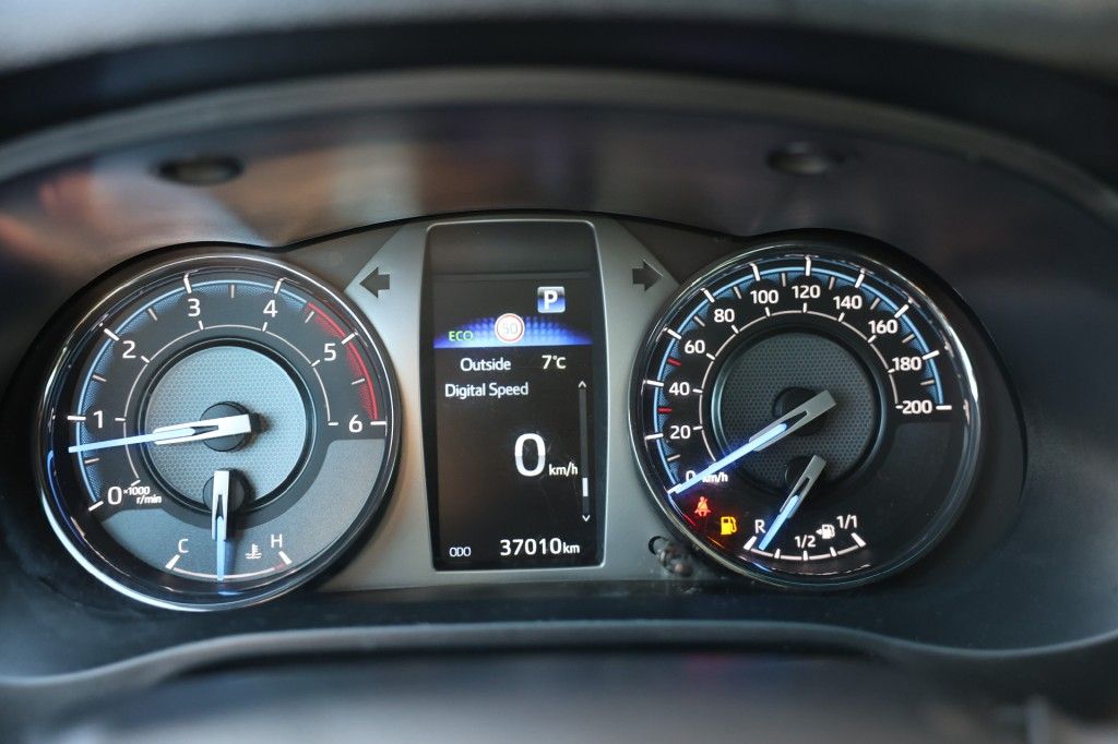 Toyota Hilux 2.8 D-4D X-TRA CAB INVINCIBLE A/T 4WD VAN ( INCL. DIV. ASS. )