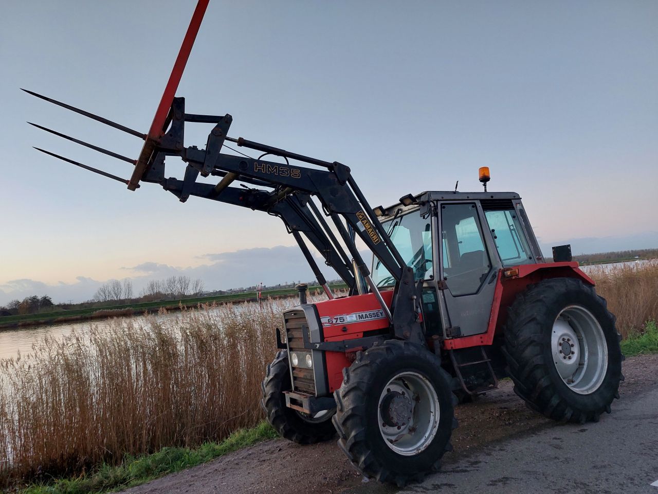 Massey Ferguson 4WD 675 met voorlader