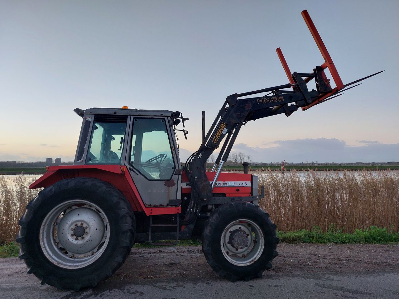Massey Ferguson 4WD 675 met voorlader