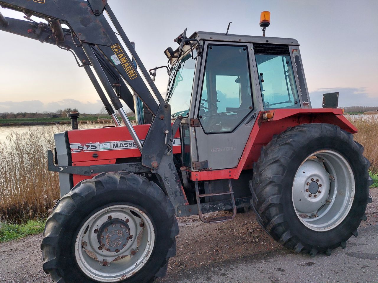 Massey Ferguson 4WD 675 met voorlader