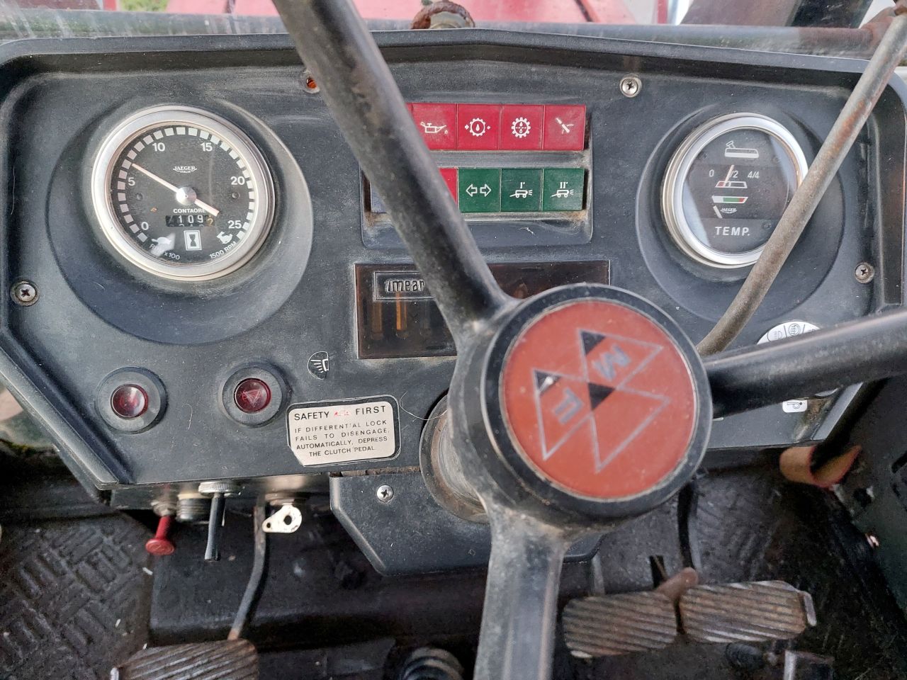 Massey Ferguson 4WD 675 met voorlader