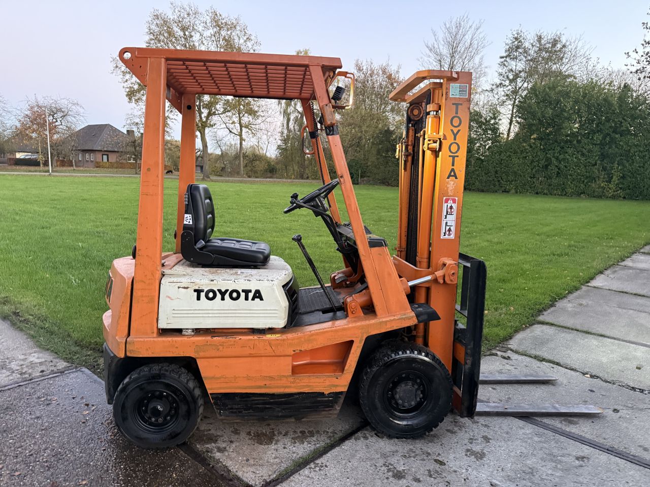 Compacte Toyota benzine heftruck luchtbanden kenteken