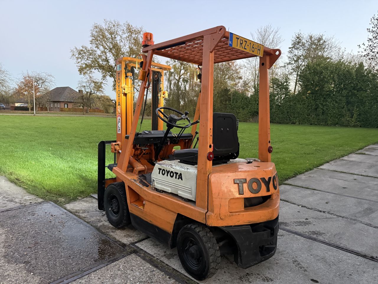 Compacte Toyota benzine heftruck luchtbanden kenteken