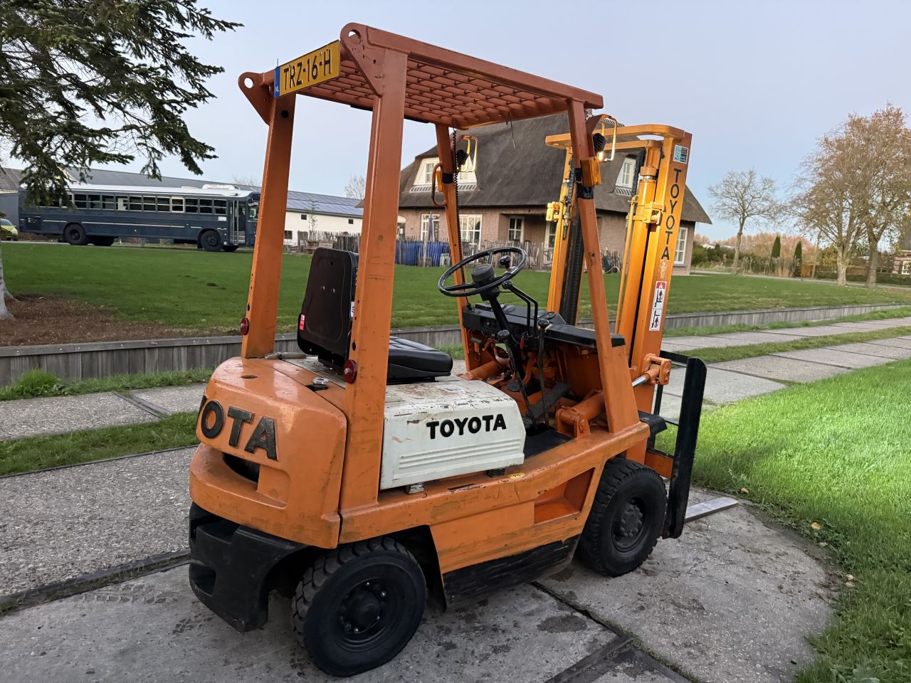 Compacte Toyota benzine heftruck luchtbanden kenteken