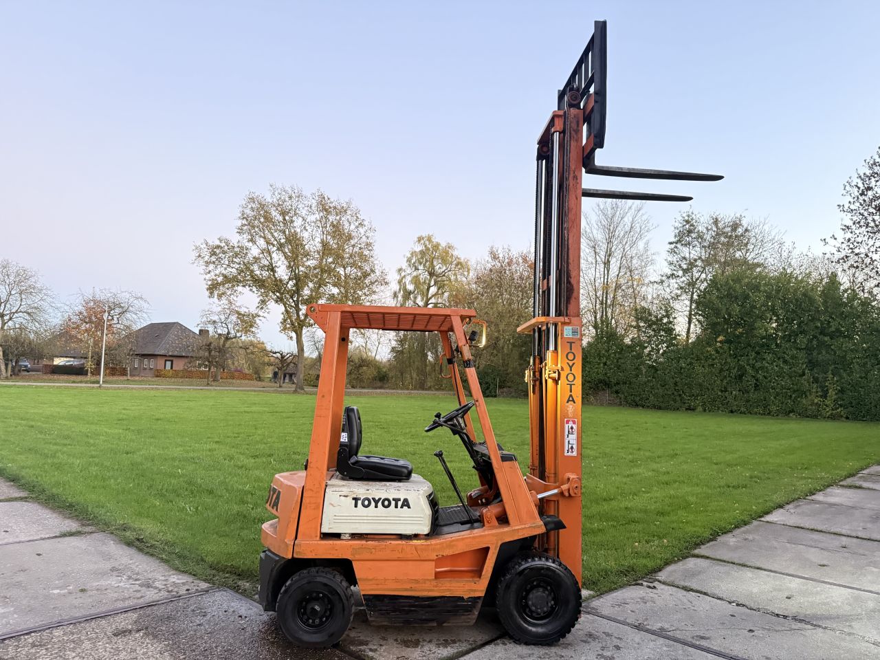 Compacte Toyota benzine heftruck luchtbanden kenteken