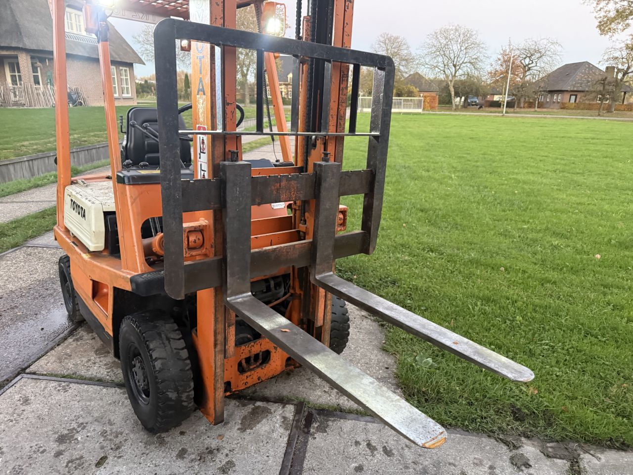 Compacte Toyota benzine heftruck luchtbanden kenteken