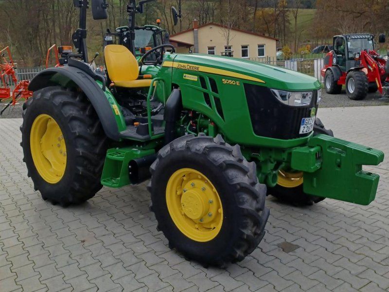 John Deere 5050E
