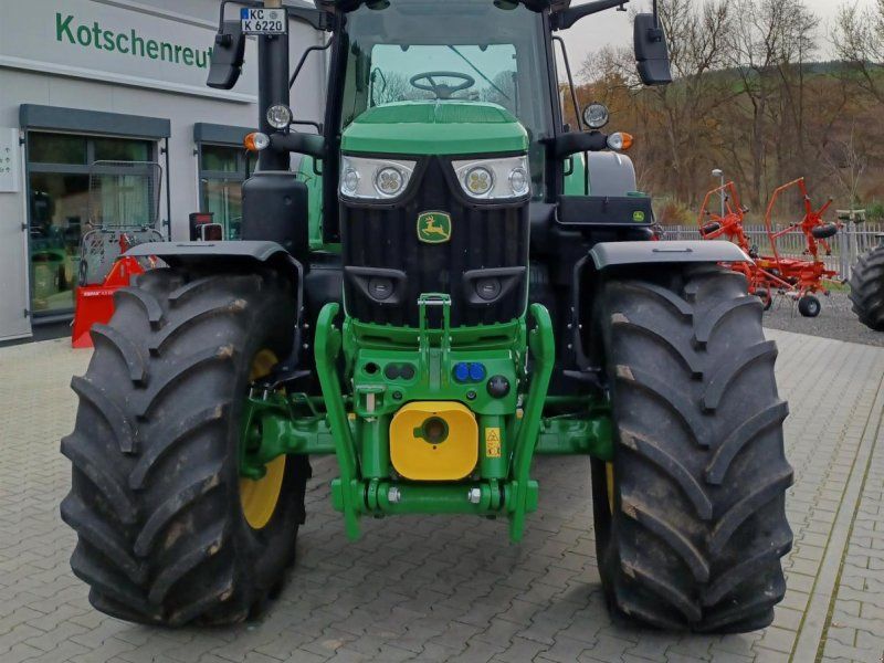 John Deere 6M 220