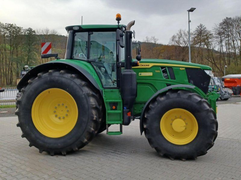 John Deere 6M 220