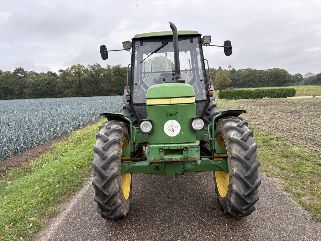 John Deere 2850