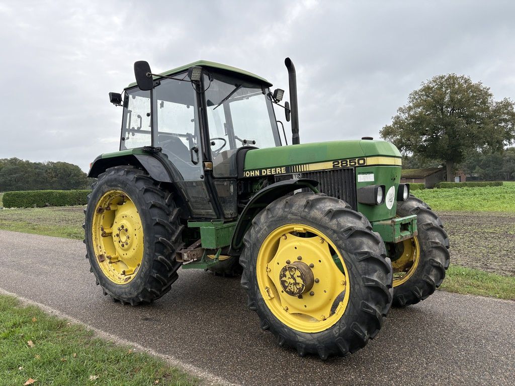 John Deere 2850