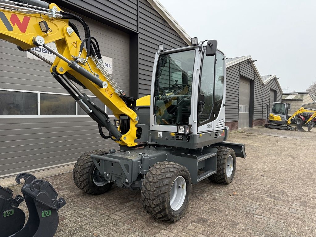 TE HUUR: Neuson EW65 mobiele graafmachine 7.2 T