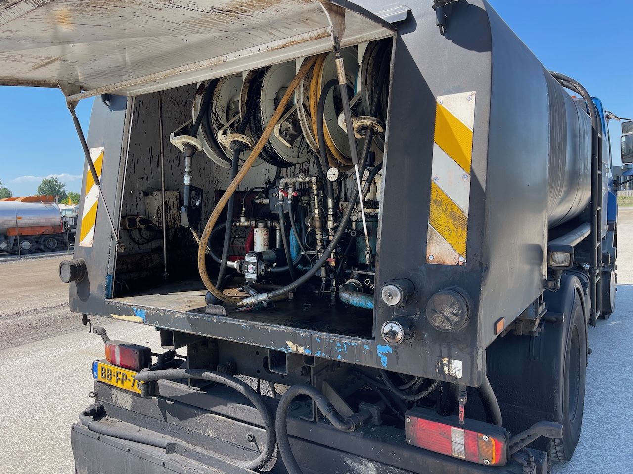 DAF 75 bitumen spuitwagen