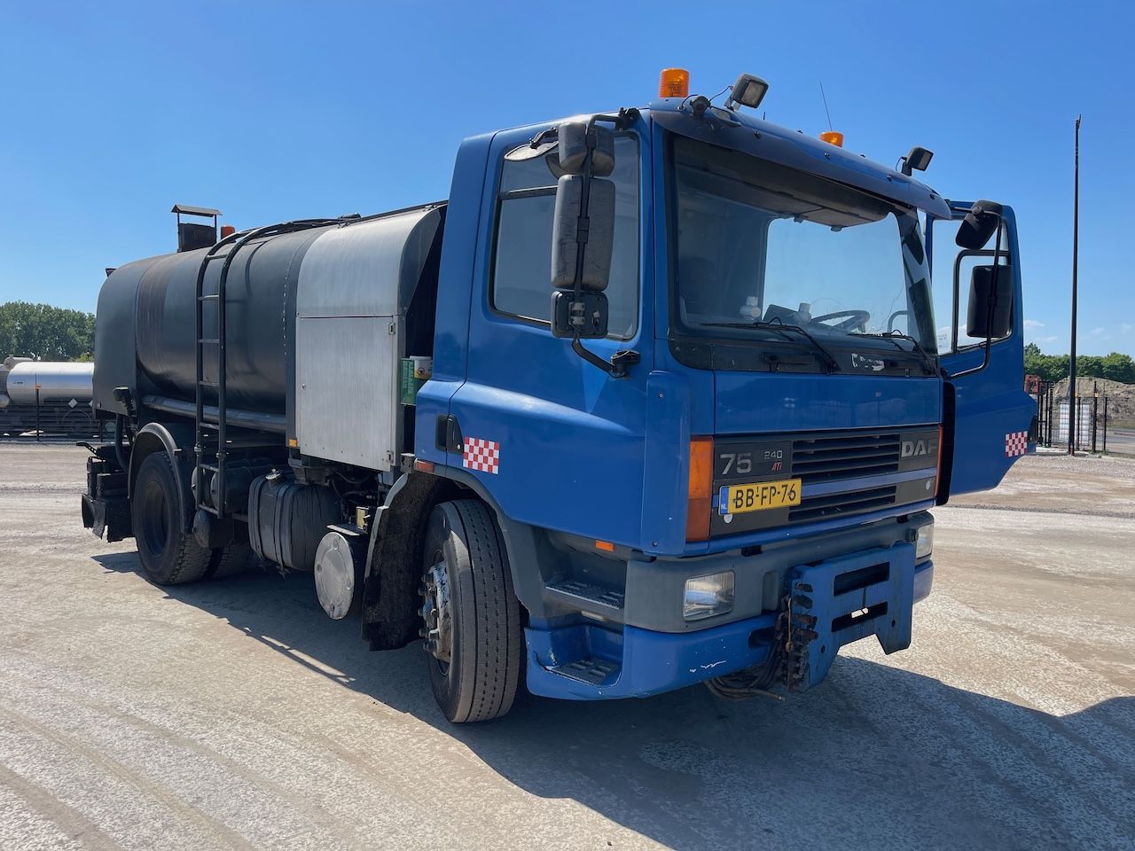 DAF 75 bitumen spuitwagen