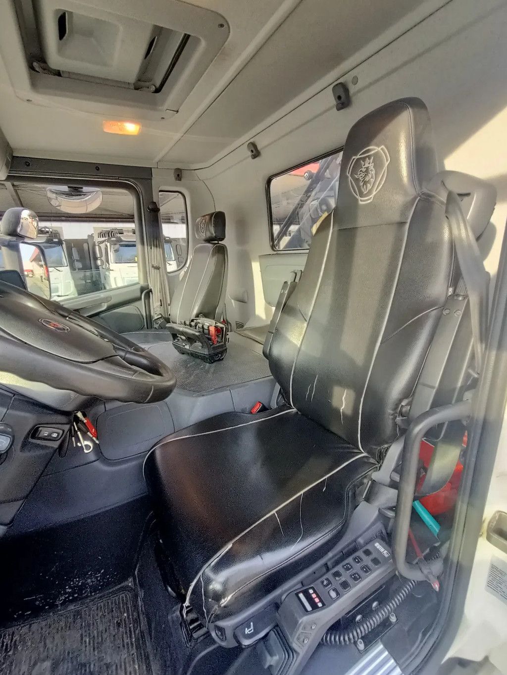 Scania P370 P370 met Laadkraan Hiab XS288 en haakarm 21T