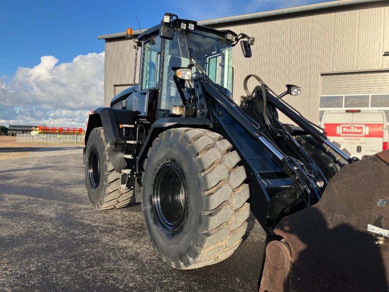 JCB 427 Agri T4F *mit Hochkippschaufel*