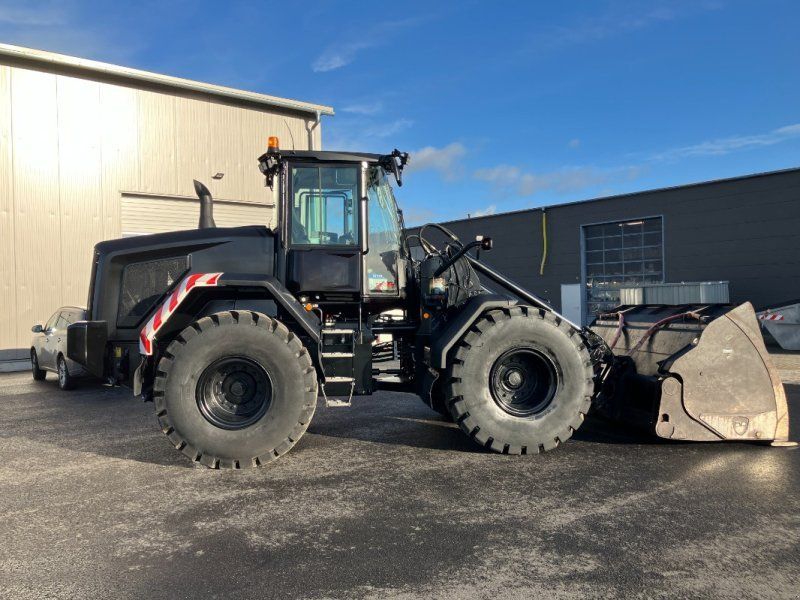 JCB 427 Agri T4F *mit Hochkippschaufel*