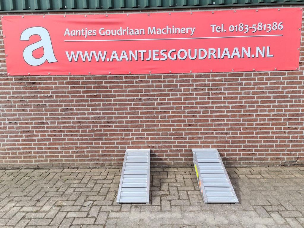 Container oprit loading ramp