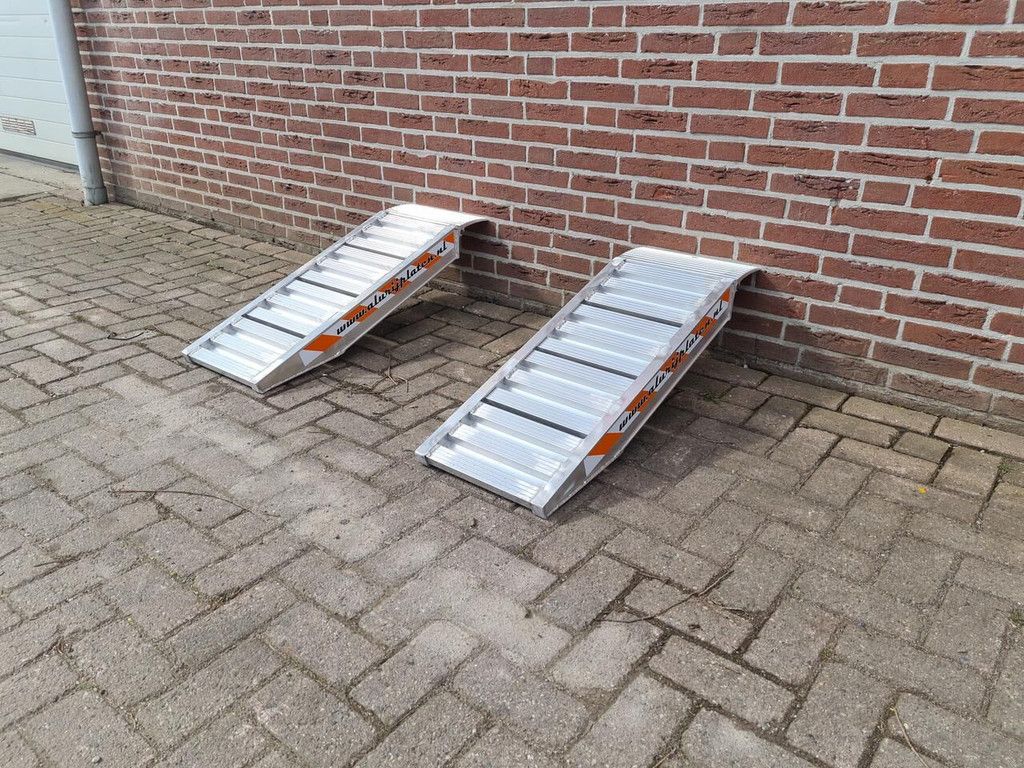 Container oprit loading ramp