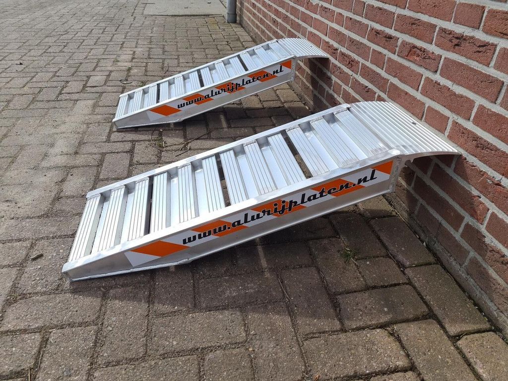 Container oprit loading ramp