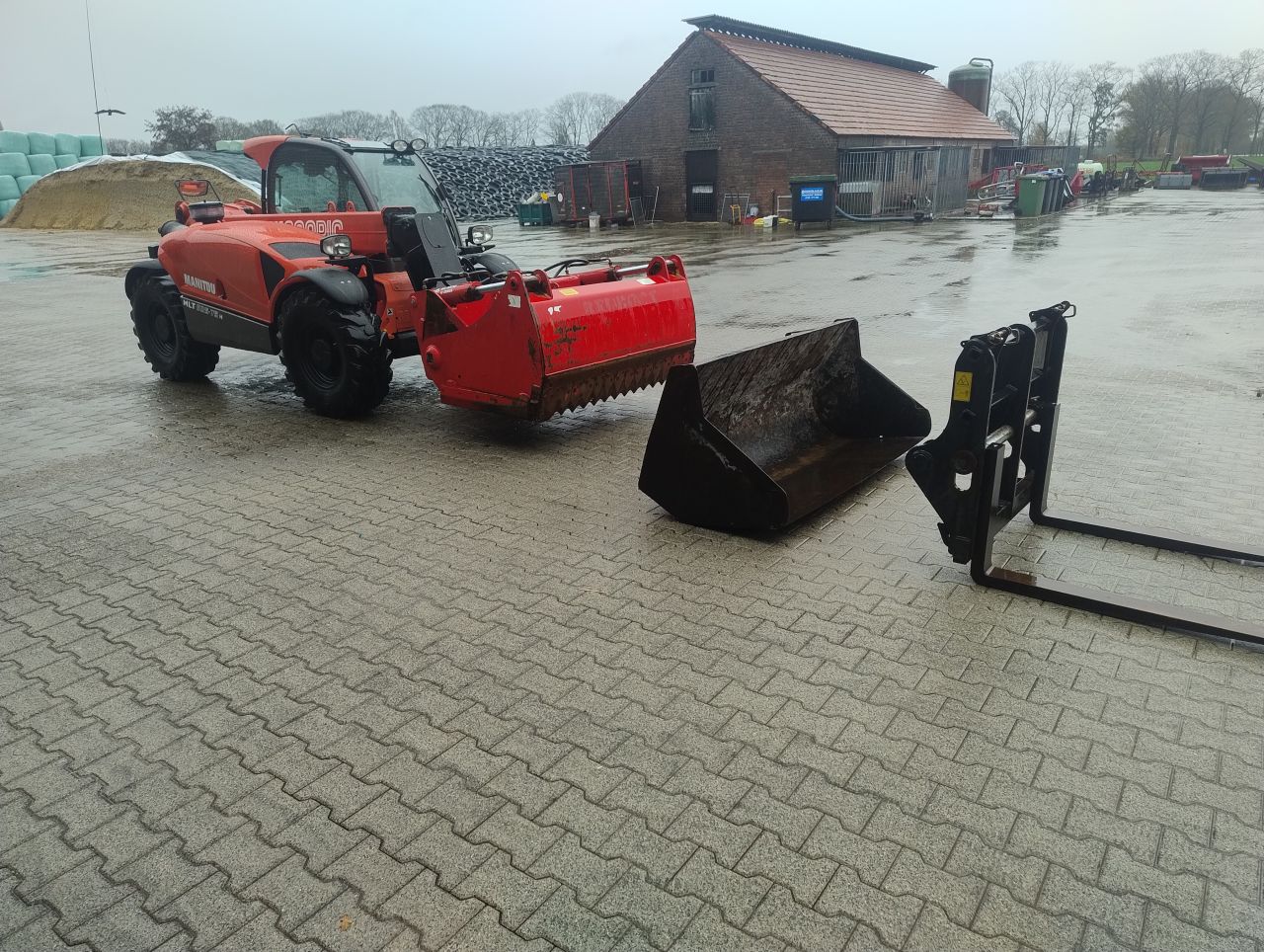 Manitou MLT625-75H vereiker +voerhapper bak en palletvork