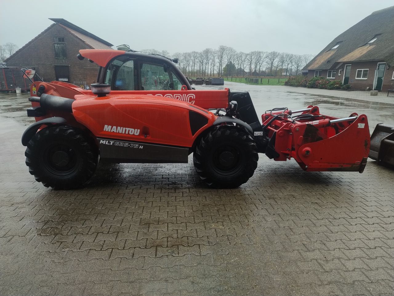 Manitou MLT625-75H vereiker +voerhapper bak en palletvork
