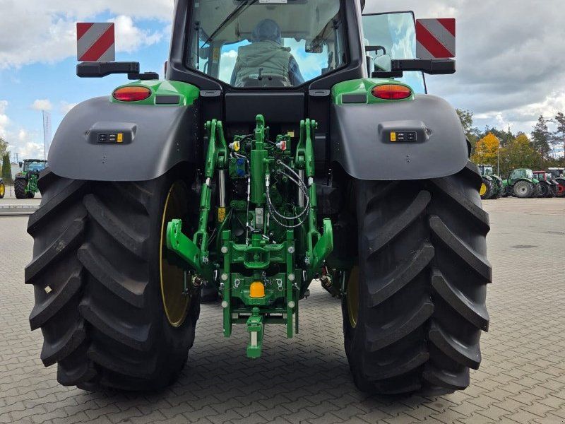 John Deere 6M 220