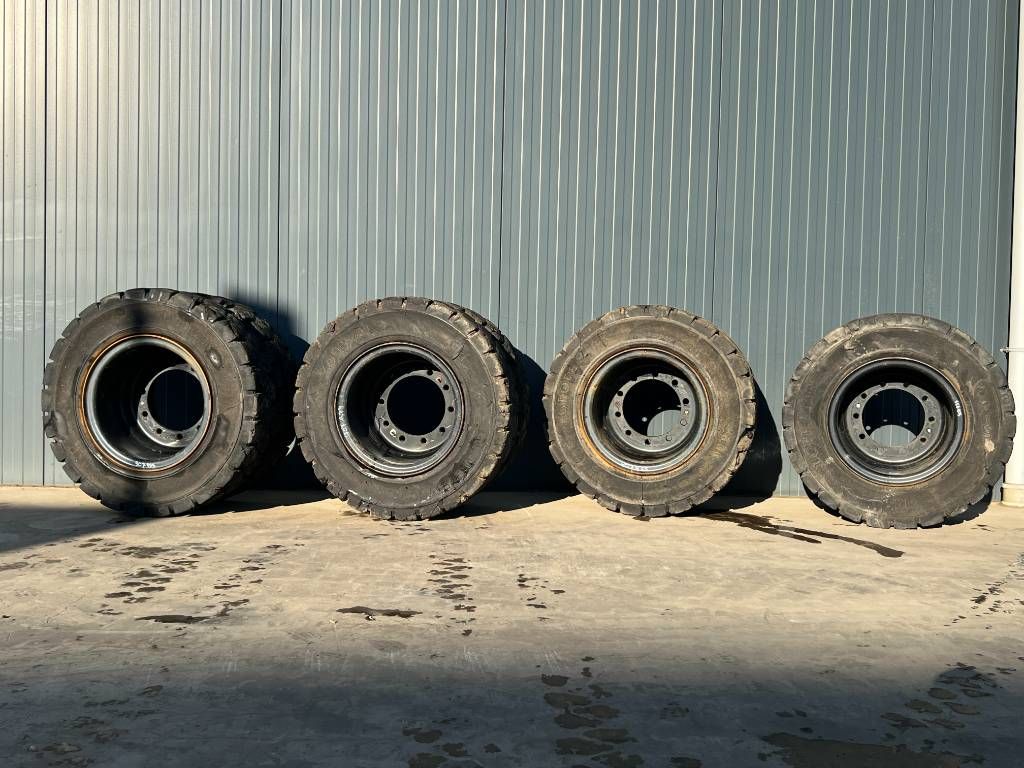 Globe Star 10.00 x 20 / 1000 x 20 Solid Tires / Vol Rubb