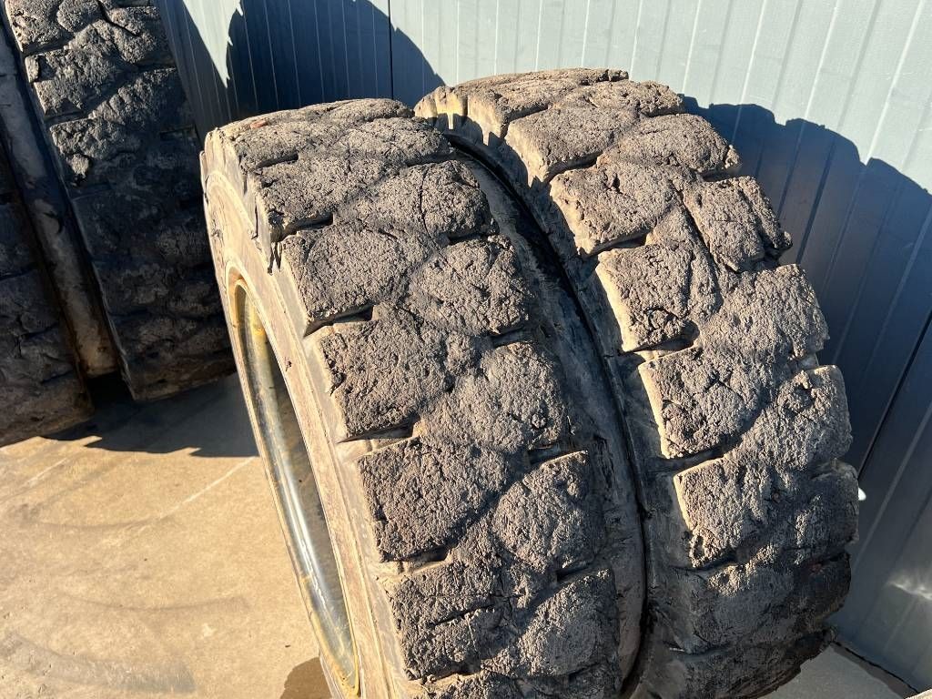 Globe Star 10.00 x 20 / 1000 x 20 Solid Tires / Vol Rubb