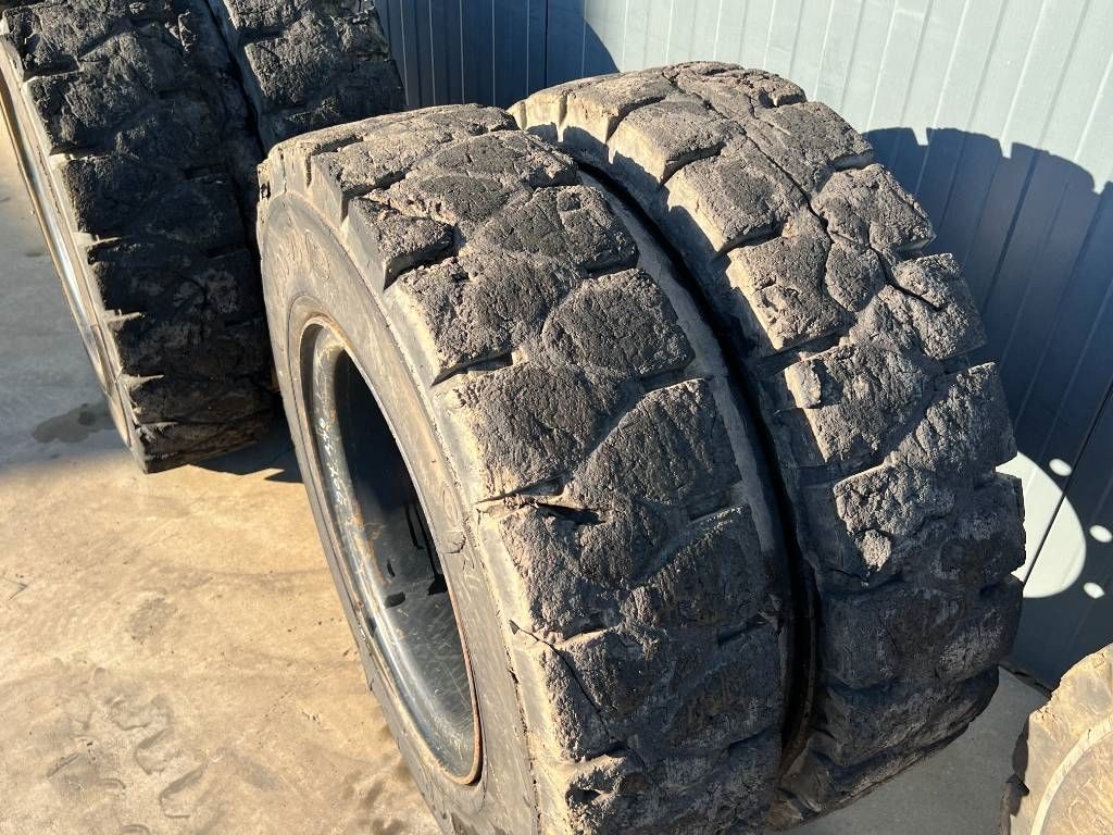 Globe Star 10.00 x 20 / 1000 x 20 Solid Tires / Vol Rubb