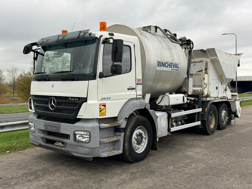 MercedesBenz Axor 2533 6x2x4 Rincheval Bitumensprayer / chip spreader