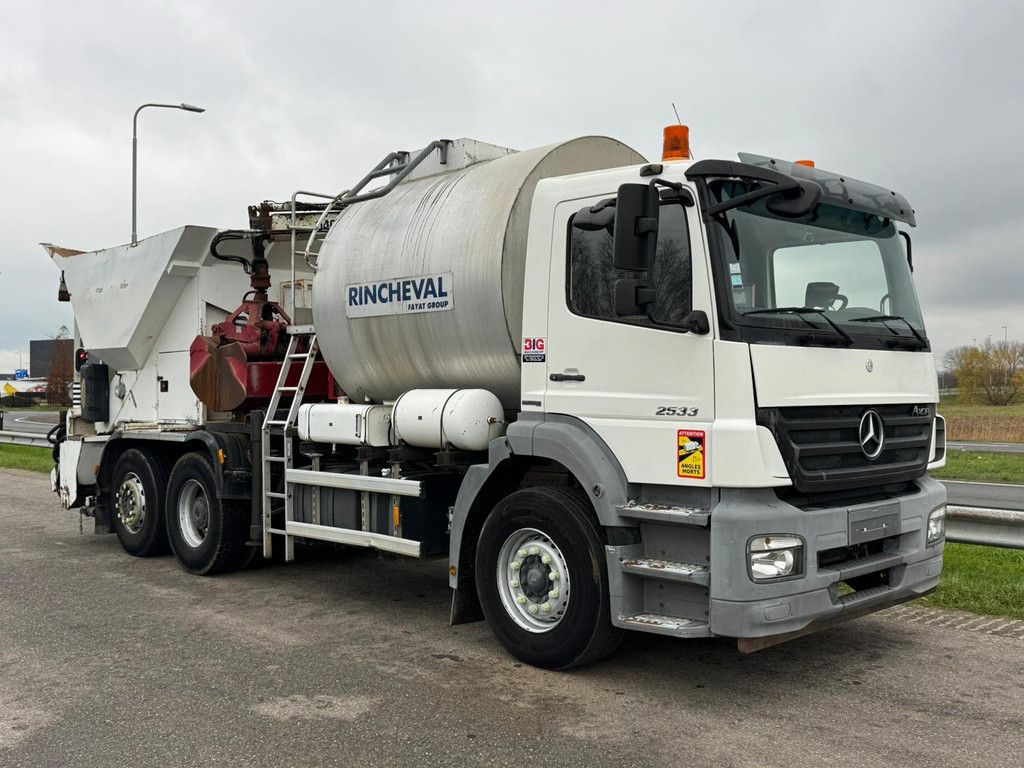 MercedesBenz Axor 2533 6x2x4 Rincheval Bitumensprayer / chip spreader