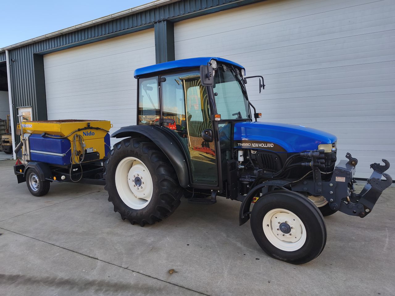 New holland TN55D met Nido strooier.