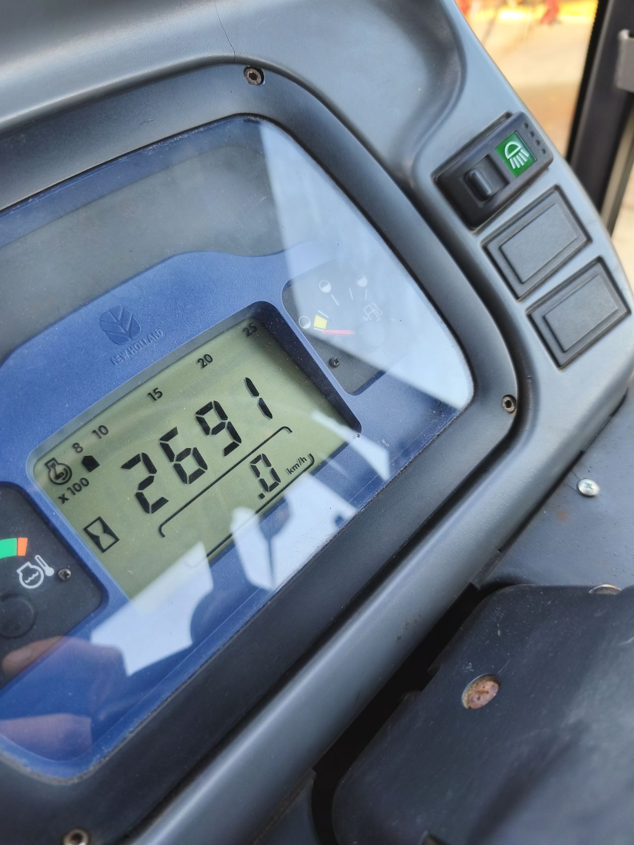 New holland TN55D met Nido strooier.